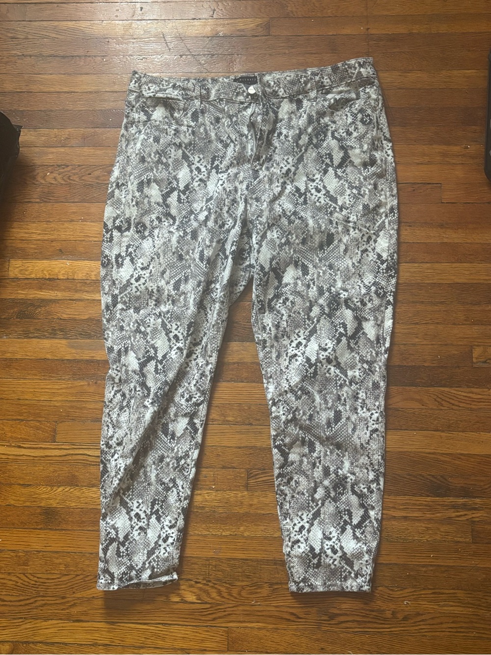 Sanctuary Snake-Print Ankle Pants - Gray & Black